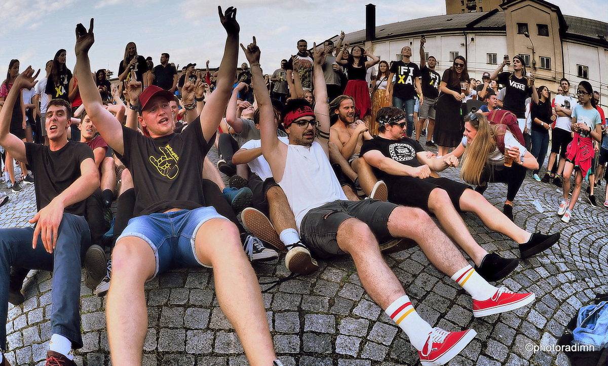 Zastávka Rock For People v Pardubicích. Vypsaná fiXa zahrála z karavanu