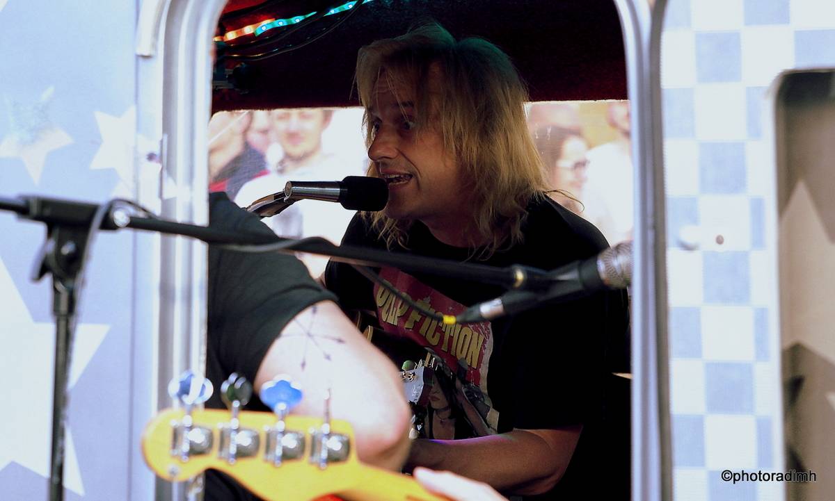 Zastávka Rock For People v Pardubicích. Vypsaná fiXa zahrála z karavanu