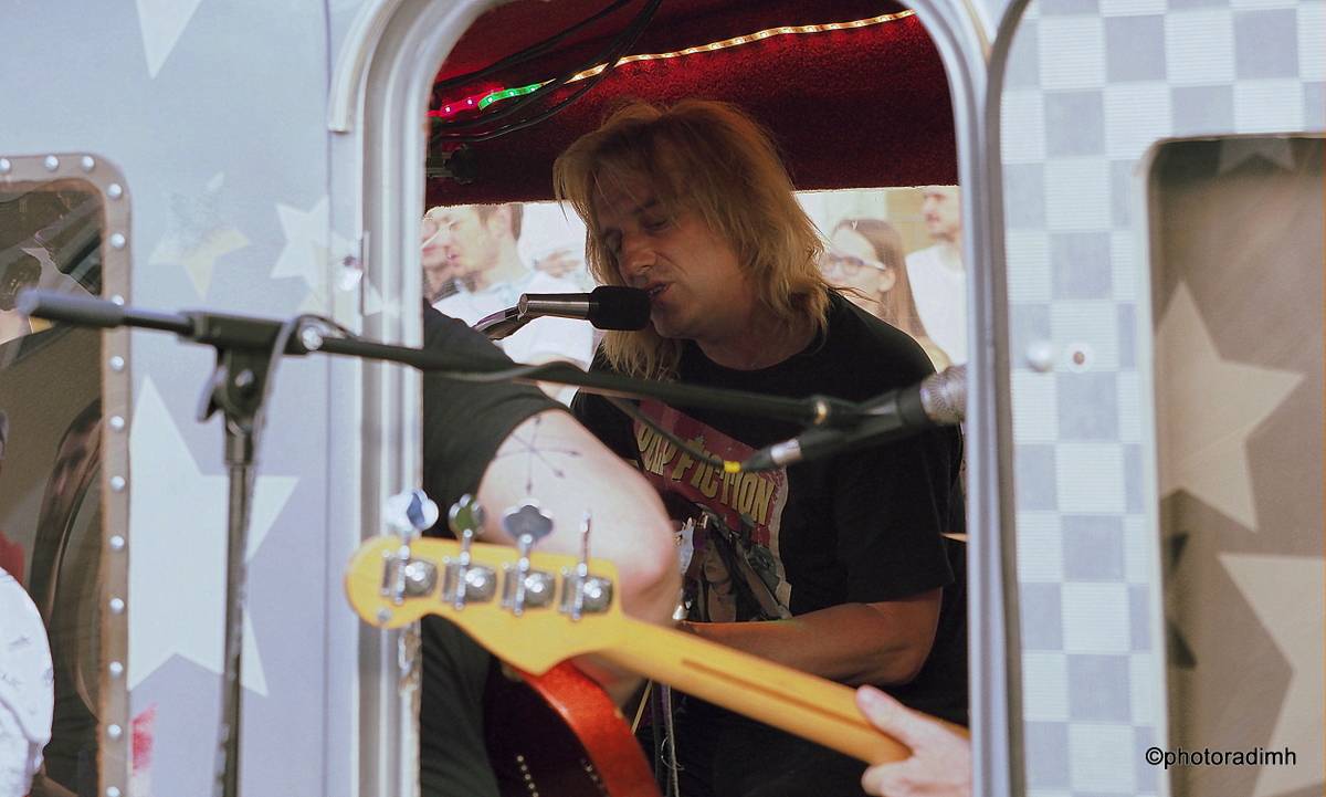 Zastávka Rock For People v Pardubicích. Vypsaná fiXa zahrála z karavanu