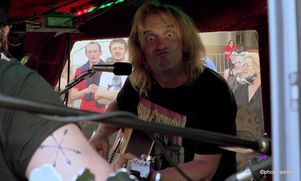 Zastávka Rock For People v Pardubicích. Vypsaná fiXa zahrála z karavanu