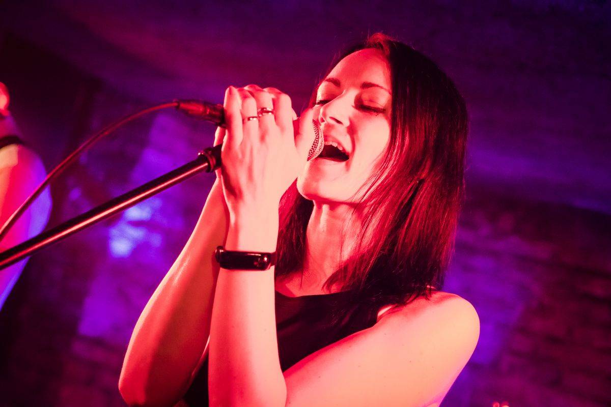 Roe-Deer jsou zpět! Představili nový singl a rozproudili Café V Lese