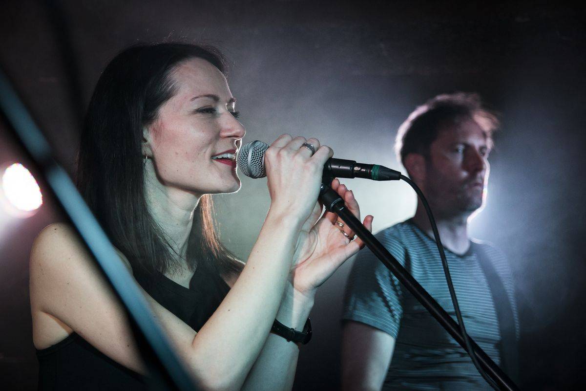 Roe-Deer jsou zpět! Představili nový singl a rozproudili Café V Lese