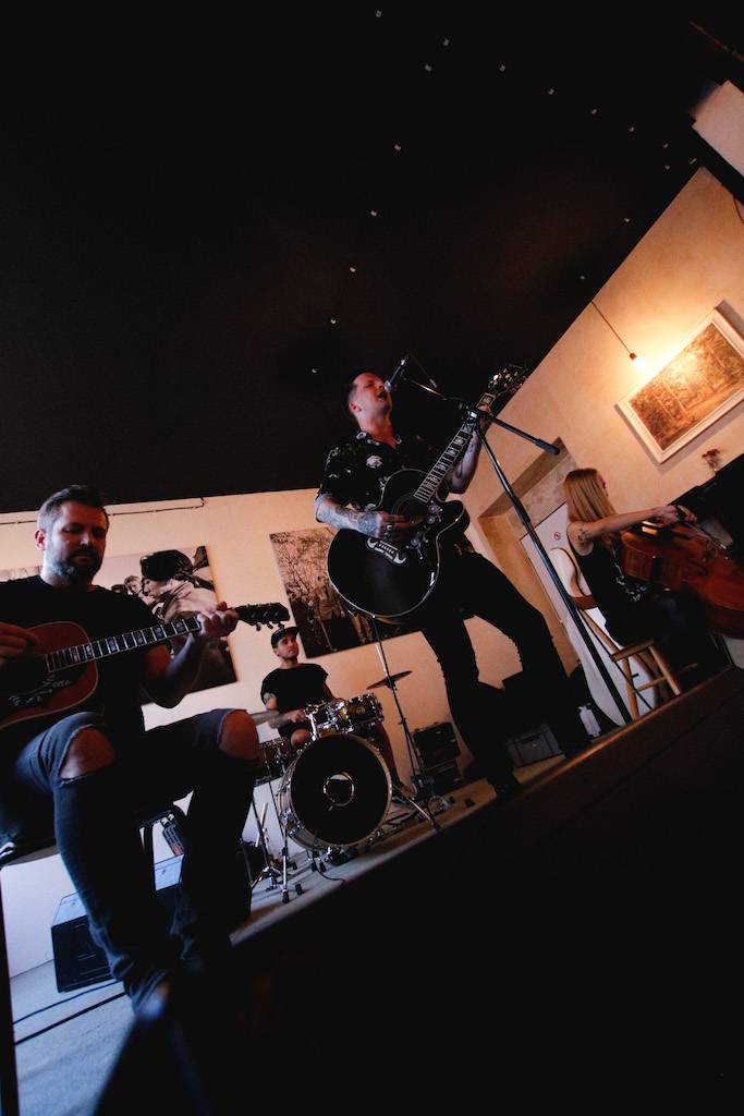 Smrtislav zahráli v holešovické Kabelovně. Akusticky s hostem Matyášem Vordou