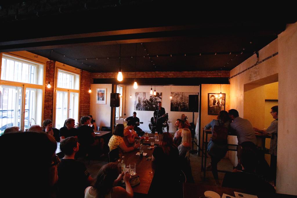 Smrtislav zahráli v holešovické Kabelovně. Akusticky s hostem Matyášem Vordou