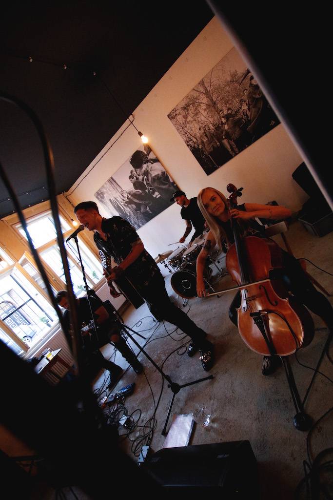 Smrtislav zahráli v holešovické Kabelovně. Akusticky s hostem Matyášem Vordou