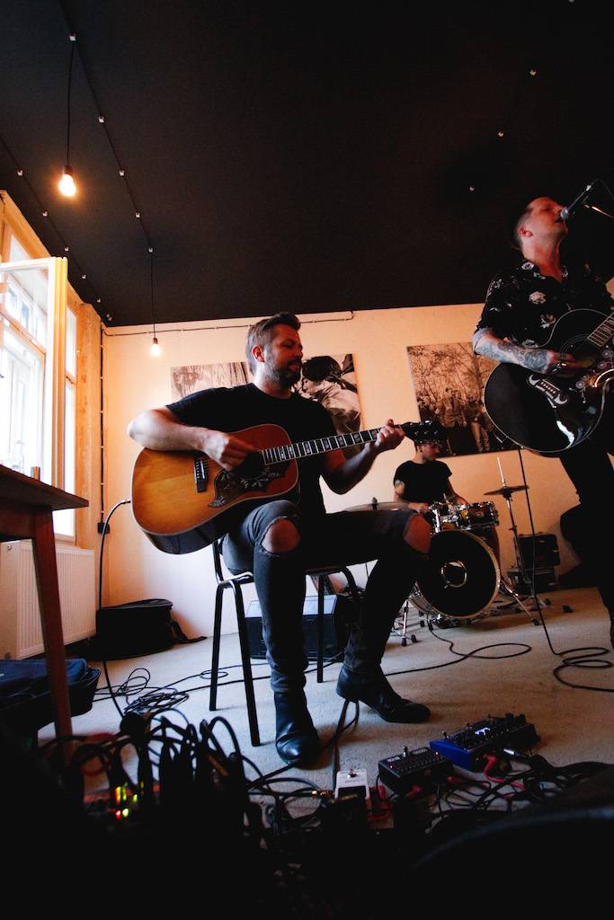 Smrtislav zahráli v holešovické Kabelovně. Akusticky s hostem Matyášem Vordou