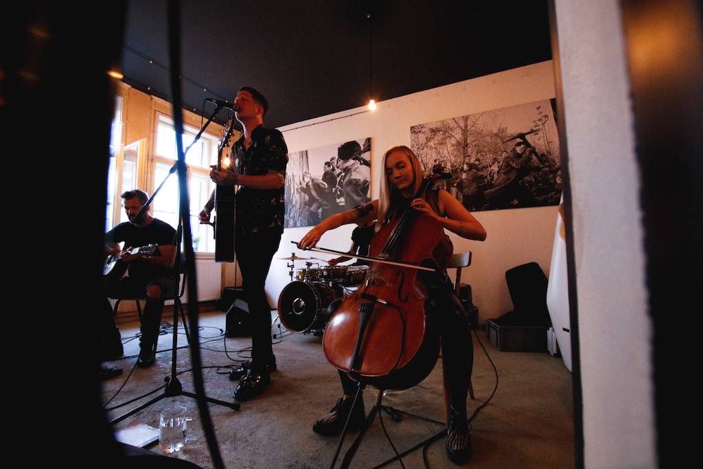 Smrtislav zahráli v holešovické Kabelovně. Akusticky s hostem Matyášem Vordou