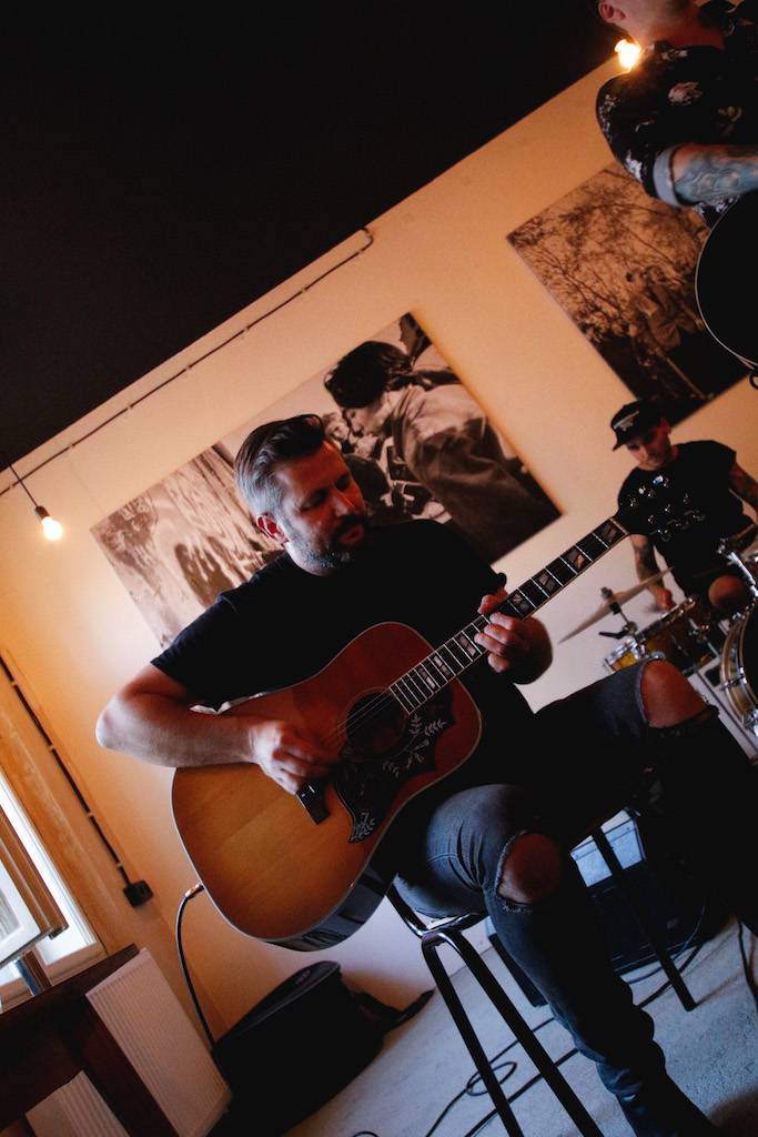 Smrtislav zahráli v holešovické Kabelovně. Akusticky s hostem Matyášem Vordou