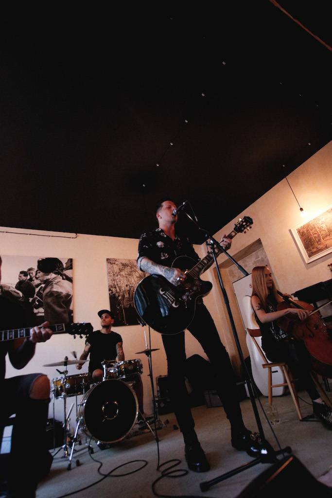 Smrtislav zahráli v holešovické Kabelovně. Akusticky s hostem Matyášem Vordou