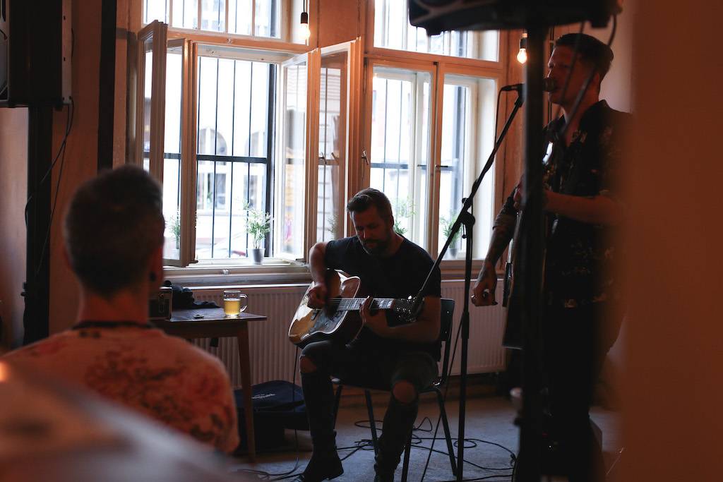 Smrtislav zahráli v holešovické Kabelovně. Akusticky s hostem Matyášem Vordou