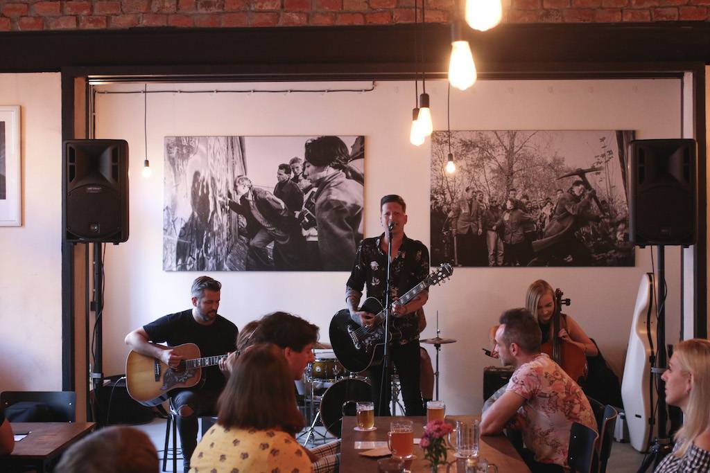 Smrtislav zahráli v holešovické Kabelovně. Akusticky s hostem Matyášem Vordou