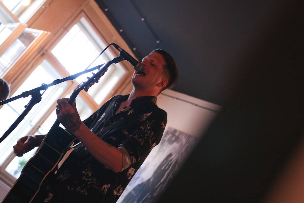 Smrtislav zahráli v holešovické Kabelovně. Akusticky s hostem Matyášem Vordou