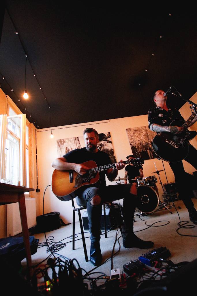 Smrtislav zahráli v holešovické Kabelovně. Akusticky s hostem Matyášem Vordou