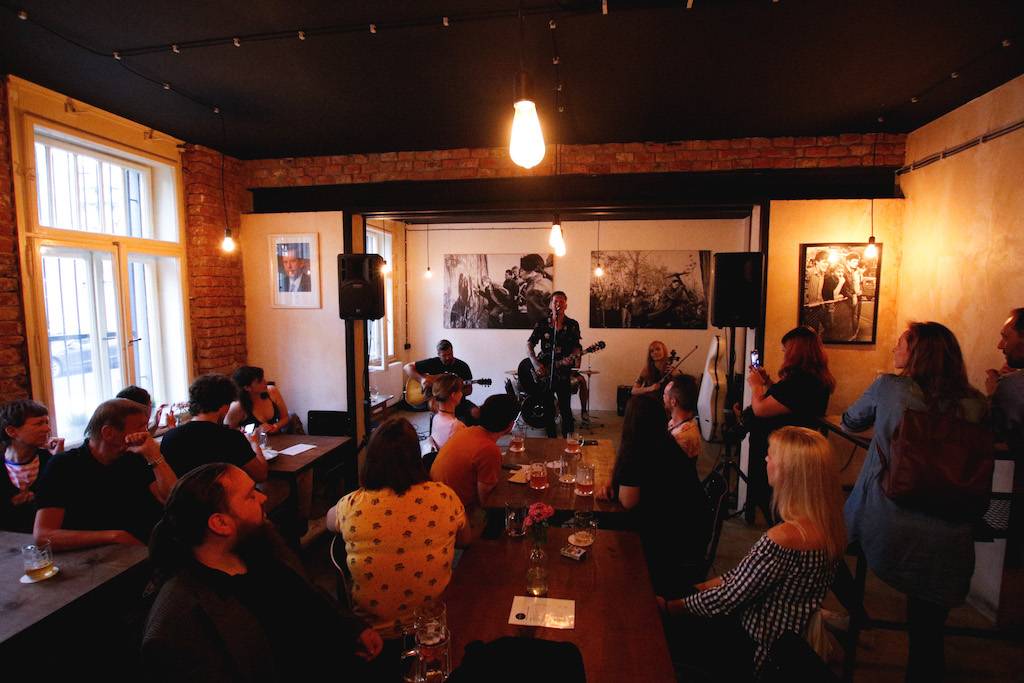 Smrtislav zahráli v holešovické Kabelovně. Akusticky s hostem Matyášem Vordou