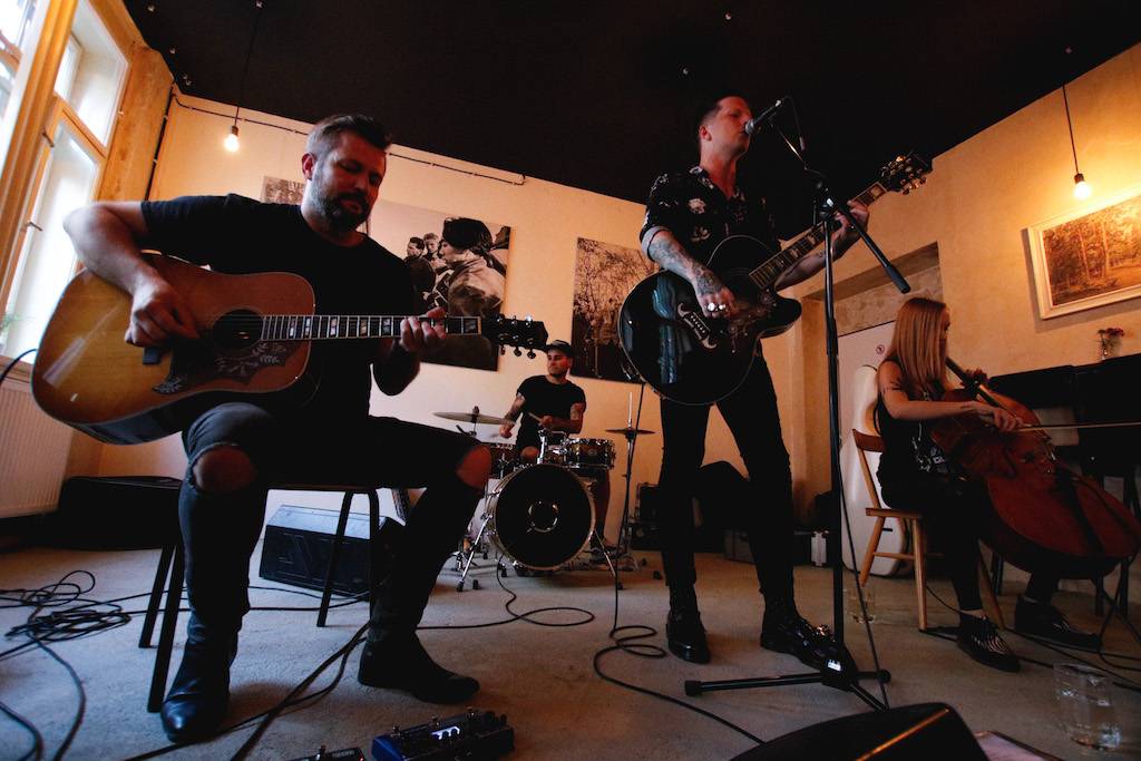 Smrtislav zahráli v holešovické Kabelovně. Akusticky s hostem Matyášem Vordou