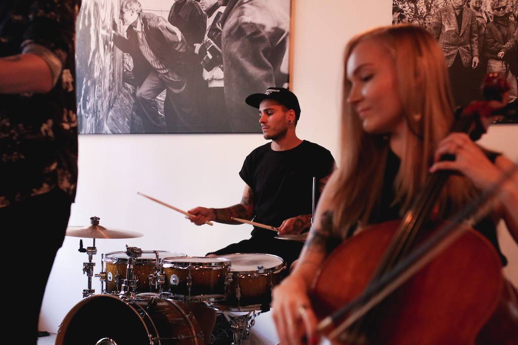 Smrtislav zahráli v holešovické Kabelovně. Akusticky s hostem Matyášem Vordou