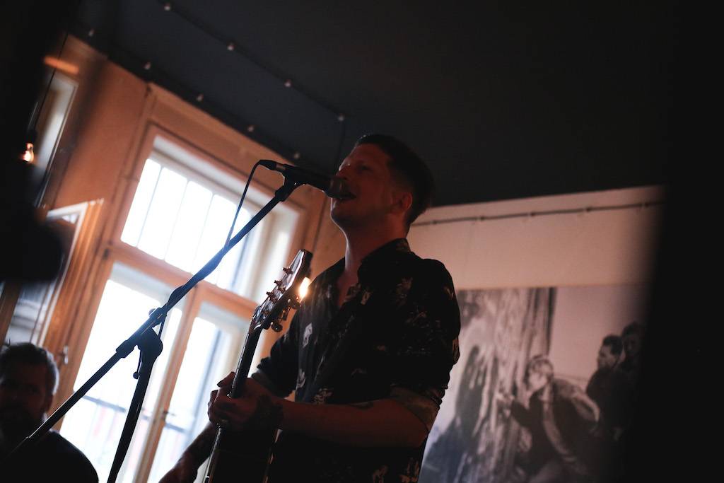 Smrtislav zahráli v holešovické Kabelovně. Akusticky s hostem Matyášem Vordou