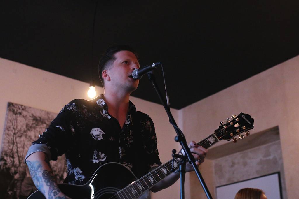 Smrtislav zahráli v holešovické Kabelovně. Akusticky s hostem Matyášem Vordou