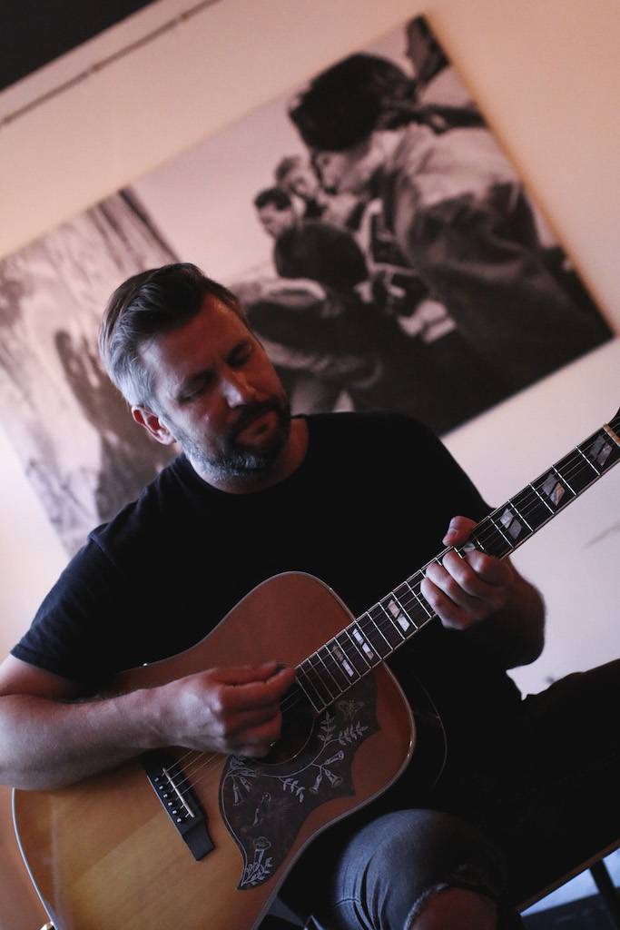 Smrtislav zahráli v holešovické Kabelovně. Akusticky s hostem Matyášem Vordou