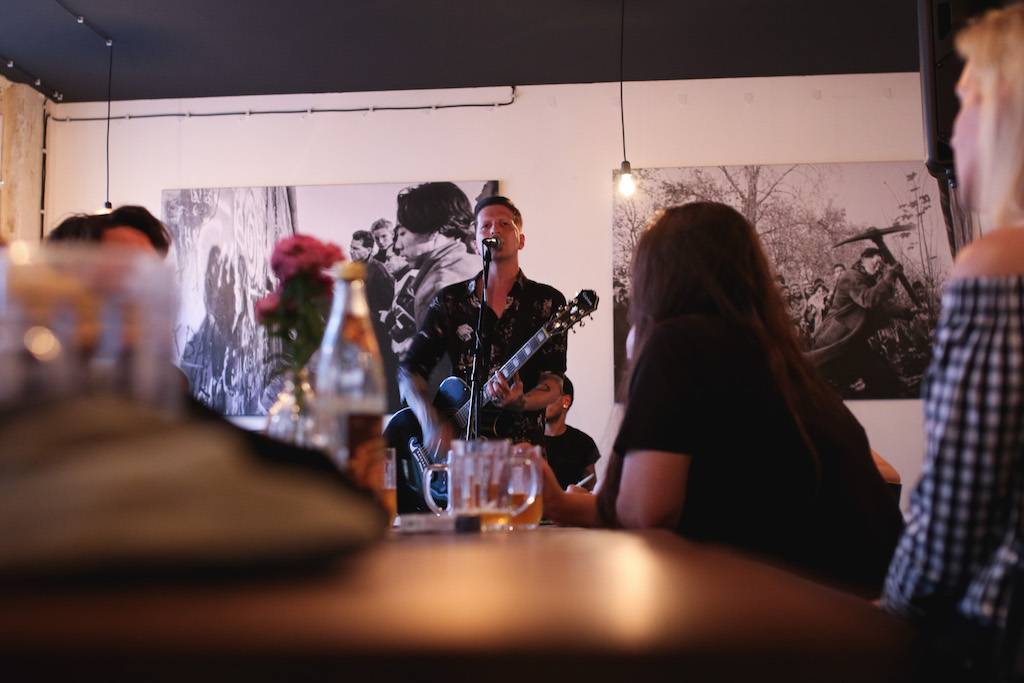 Smrtislav zahráli v holešovické Kabelovně. Akusticky s hostem Matyášem Vordou