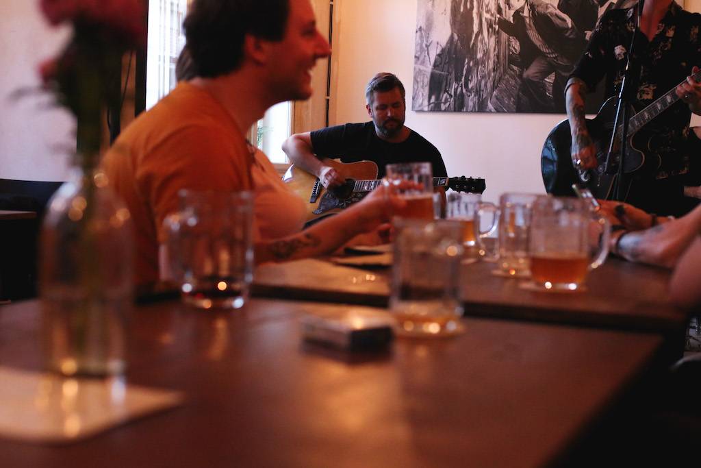 Smrtislav zahráli v holešovické Kabelovně. Akusticky s hostem Matyášem Vordou