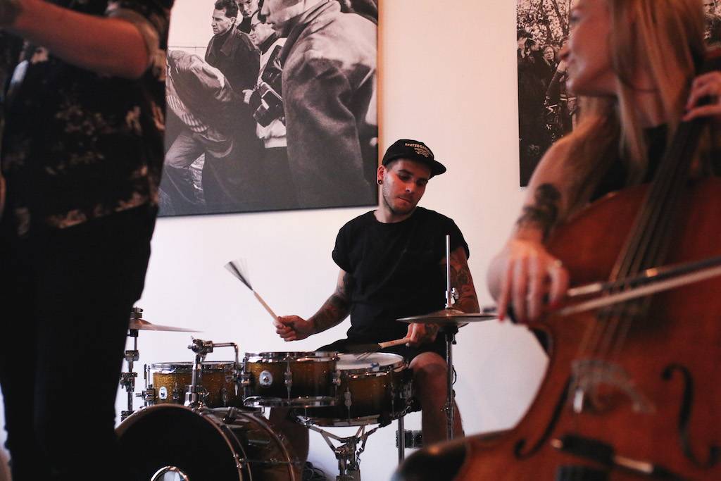 Smrtislav zahráli v holešovické Kabelovně. Akusticky s hostem Matyášem Vordou