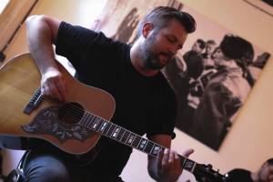 Smrtislav zahráli v holešovické Kabelovně. Akusticky s hostem Matyášem Vordou