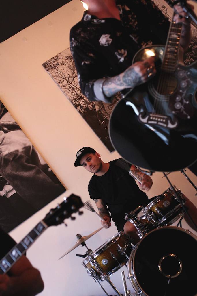 Smrtislav zahráli v holešovické Kabelovně. Akusticky s hostem Matyášem Vordou