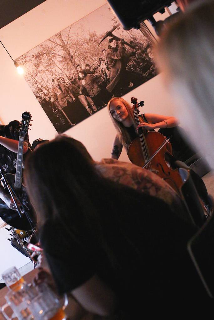 Smrtislav zahráli v holešovické Kabelovně. Akusticky s hostem Matyášem Vordou