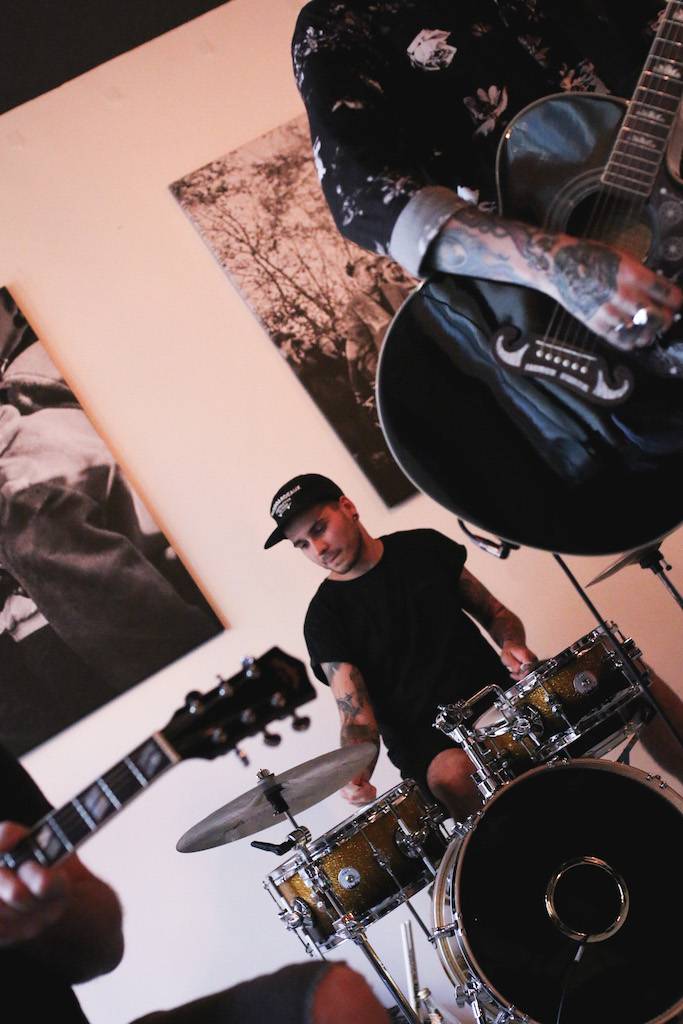 Smrtislav zahráli v holešovické Kabelovně. Akusticky s hostem Matyášem Vordou