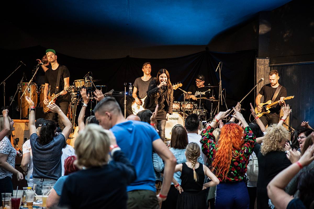 Anna K vystoupila v Riegrových sadech. Rozdávala radost a pozitivní energii 