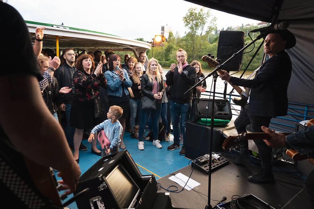 Michal Hrůza vyplul na Vltavu. Na lodi Odra pobavil fanoušky