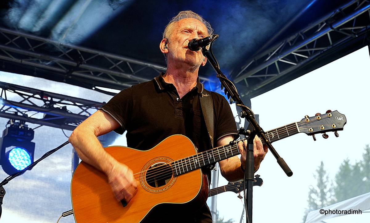 Čechomor zahrál v akustické sestavě. V Olomouci kapelu neumlčel ani výpadek proudu