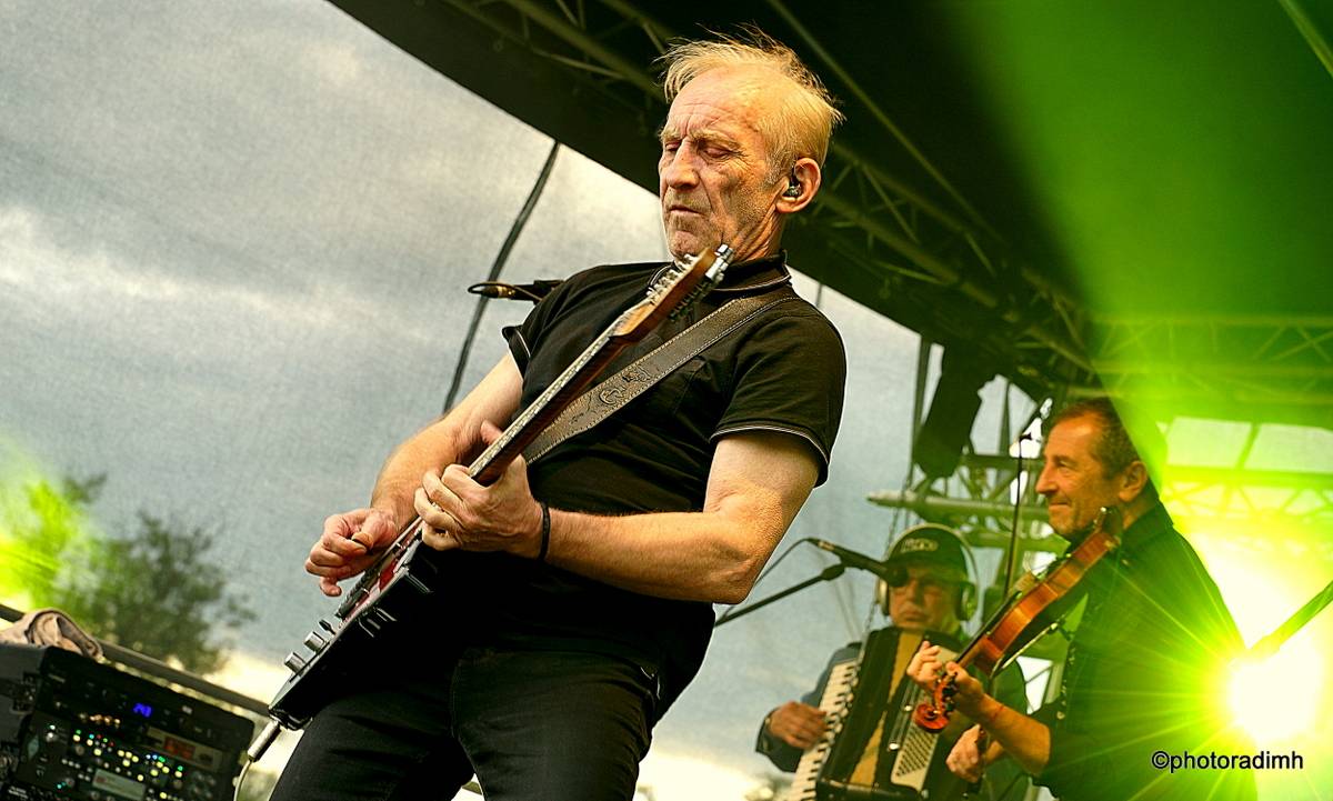 Čechomor zahrál v akustické sestavě. V Olomouci kapelu neumlčel ani výpadek proudu