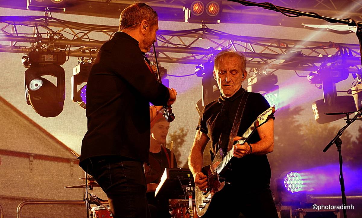 Čechomor zahrál v akustické sestavě. V Olomouci kapelu neumlčel ani výpadek proudu