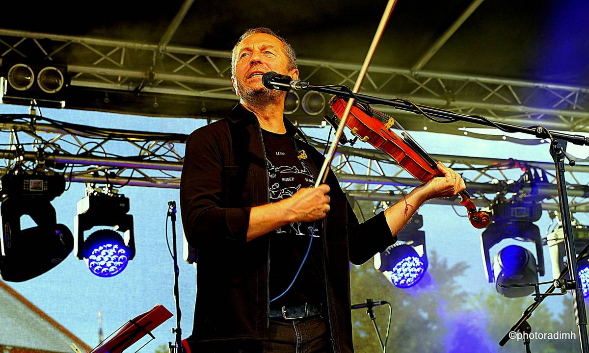 Čechomor zahrál v akustické sestavě. V Olomouci kapelu neumlčel ani výpadek proudu