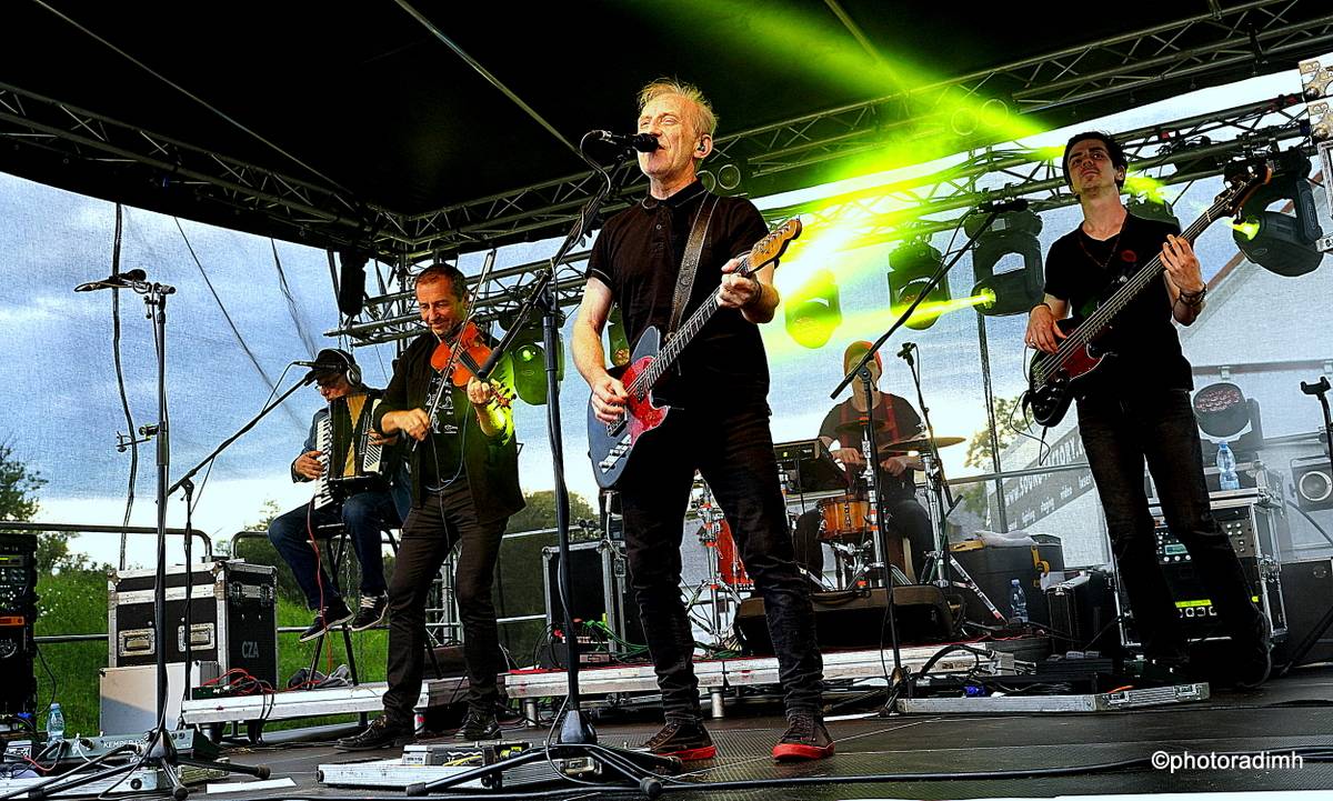 Čechomor zahrál v akustické sestavě. V Olomouci kapelu neumlčel ani výpadek proudu