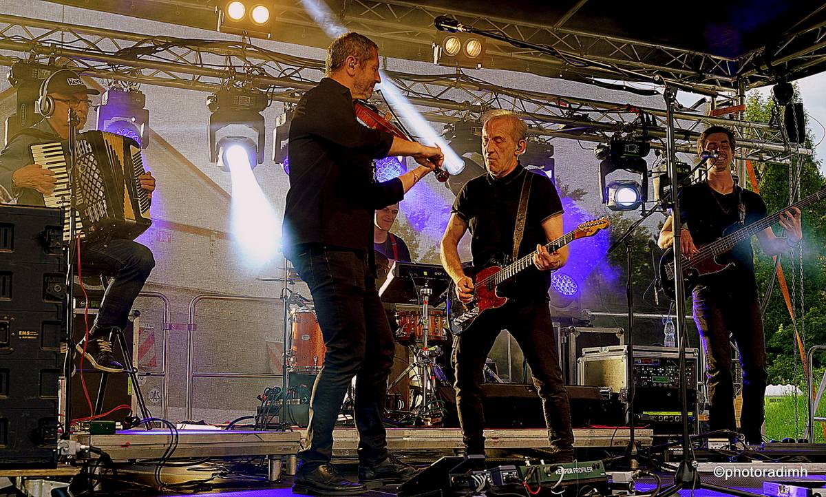 Čechomor zahrál v akustické sestavě. V Olomouci kapelu neumlčel ani výpadek proudu