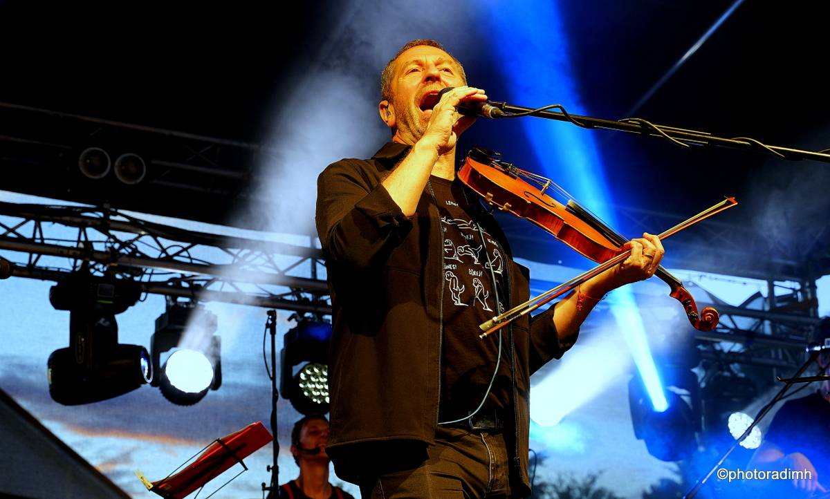 Čechomor zahrál v akustické sestavě. V Olomouci kapelu neumlčel ani výpadek proudu