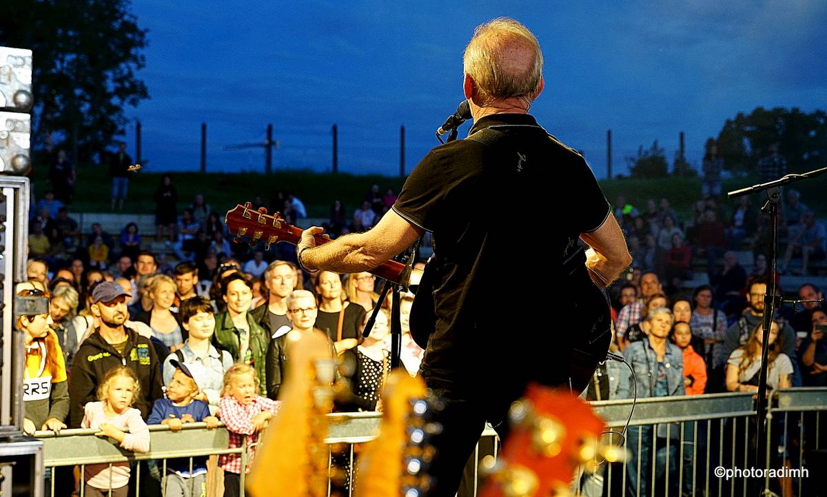 Čechomor zahrál v akustické sestavě. V Olomouci kapelu neumlčel ani výpadek proudu