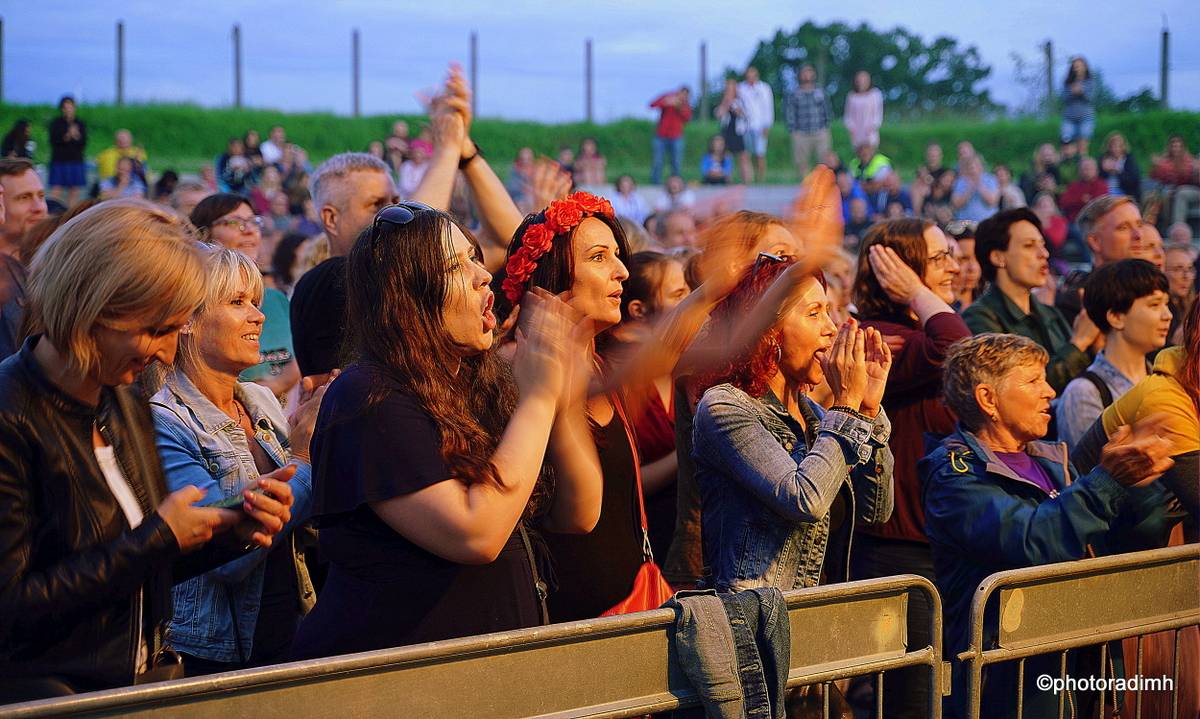 Čechomor zahrál v akustické sestavě. V Olomouci kapelu neumlčel ani výpadek proudu
