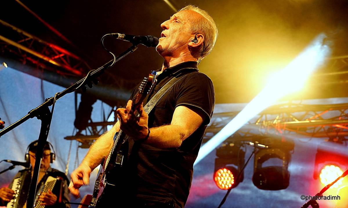 Čechomor zahrál v akustické sestavě. V Olomouci kapelu neumlčel ani výpadek proudu