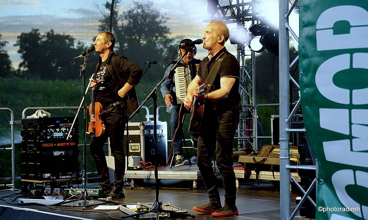 Čechomor zahrál v akustické sestavě. V Olomouci kapelu neumlčel ani výpadek proudu