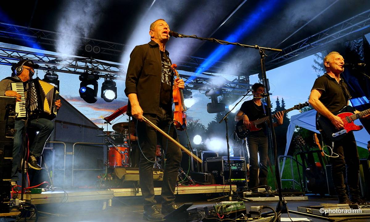 Čechomor zahrál v akustické sestavě. V Olomouci kapelu neumlčel ani výpadek proudu