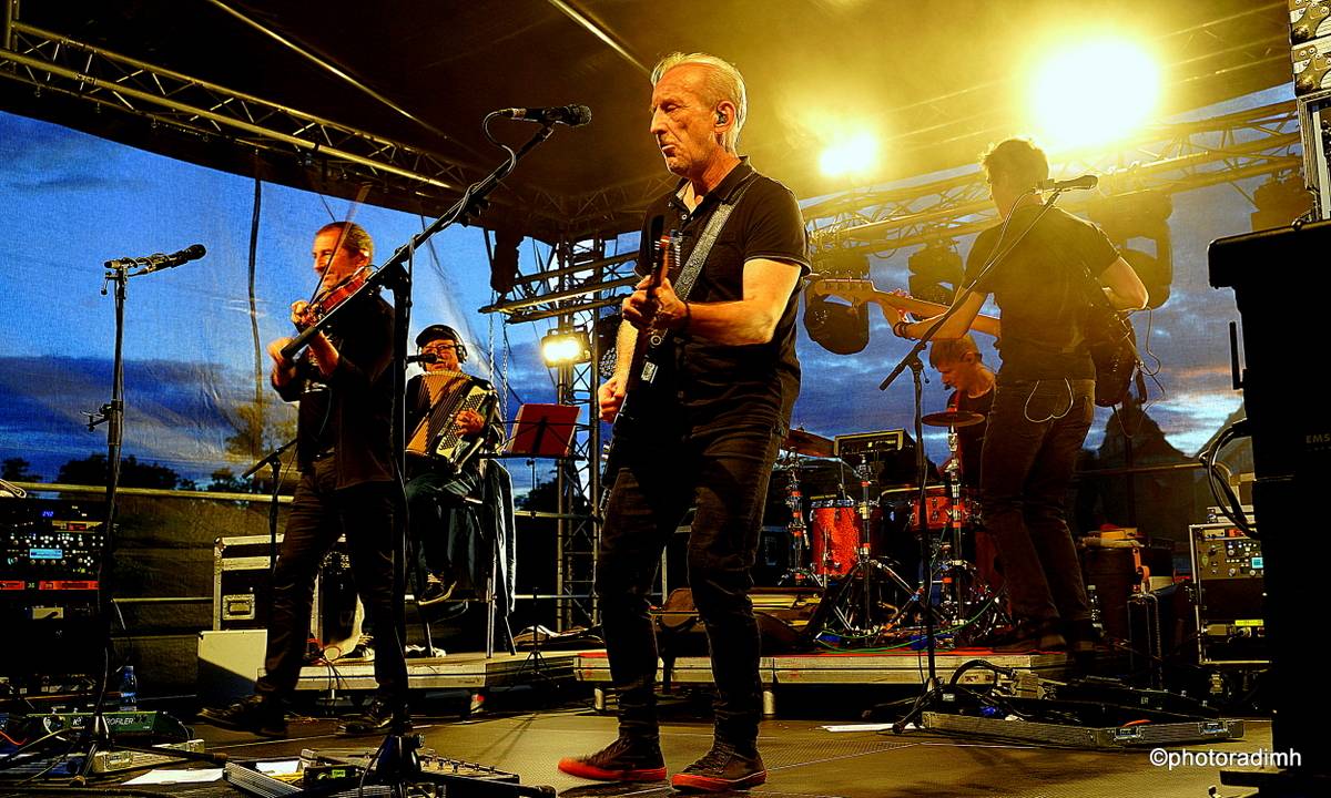 Čechomor zahrál v akustické sestavě. V Olomouci kapelu neumlčel ani výpadek proudu