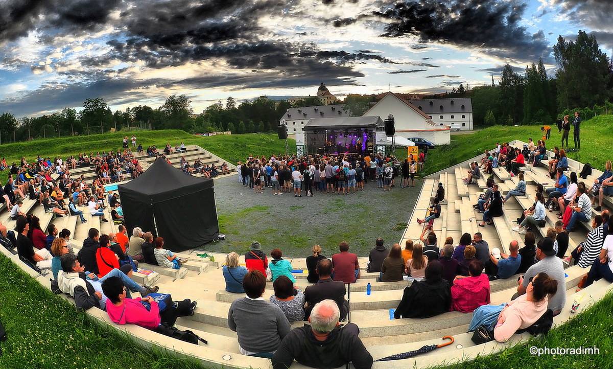 Čechomor zahrál v akustické sestavě. V Olomouci kapelu neumlčel ani výpadek proudu