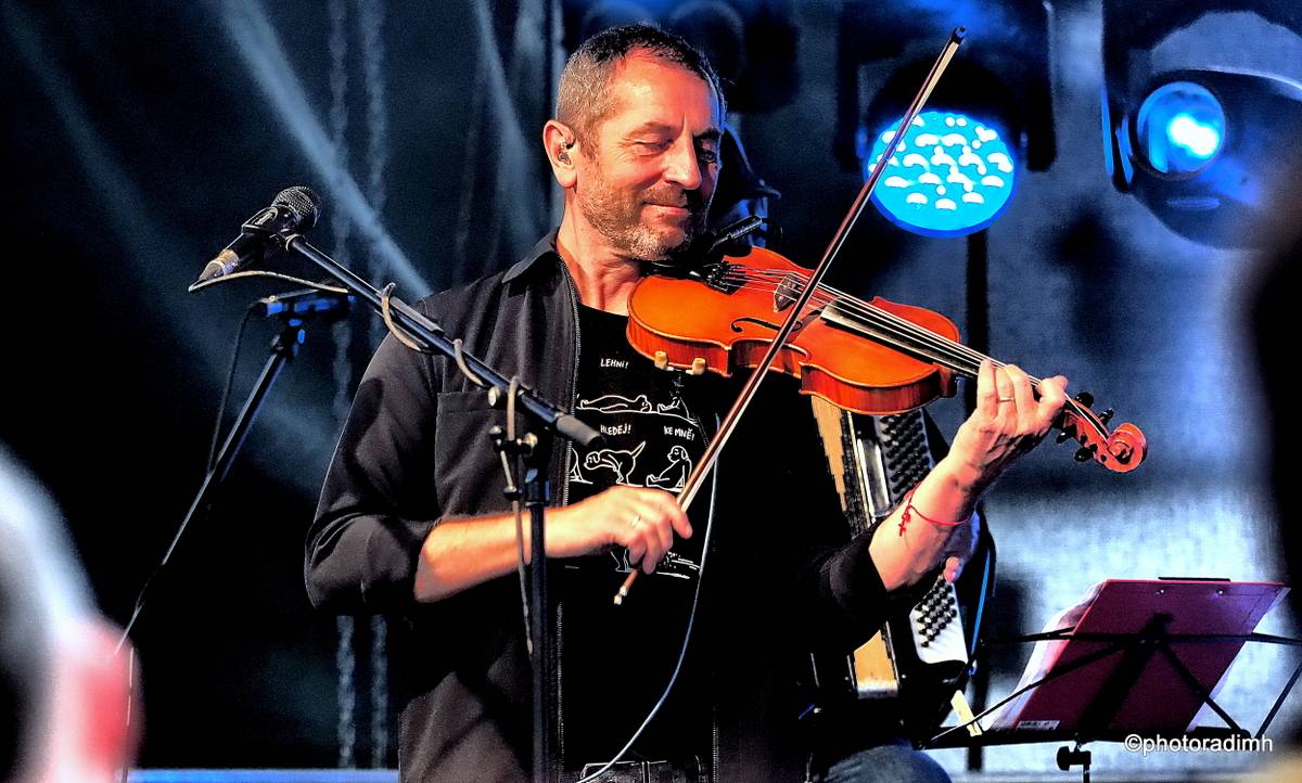 Čechomor zahrál v akustické sestavě. V Olomouci kapelu neumlčel ani výpadek proudu