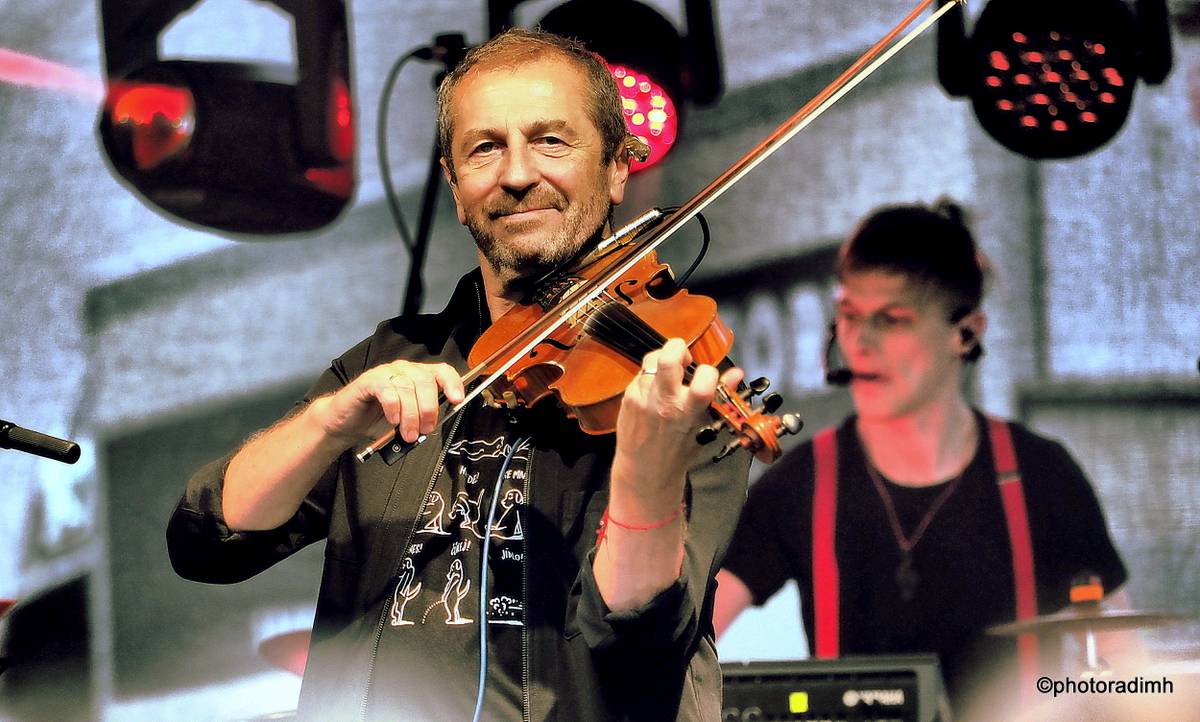 Čechomor zahrál v akustické sestavě. V Olomouci kapelu neumlčel ani výpadek proudu