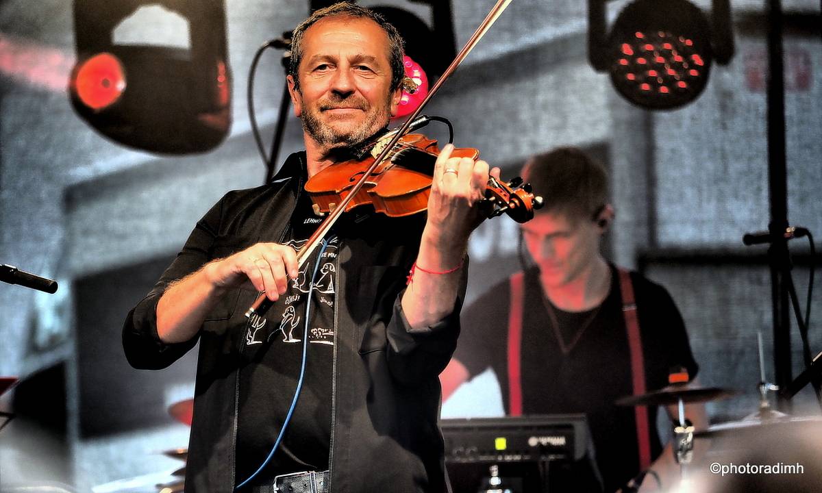 Čechomor zahrál v akustické sestavě. V Olomouci kapelu neumlčel ani výpadek proudu