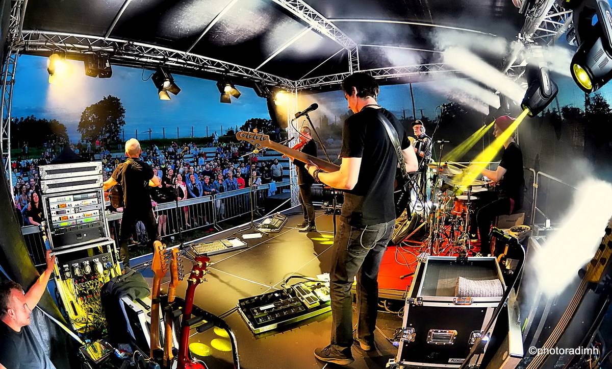 Čechomor zahrál v akustické sestavě. V Olomouci kapelu neumlčel ani výpadek proudu